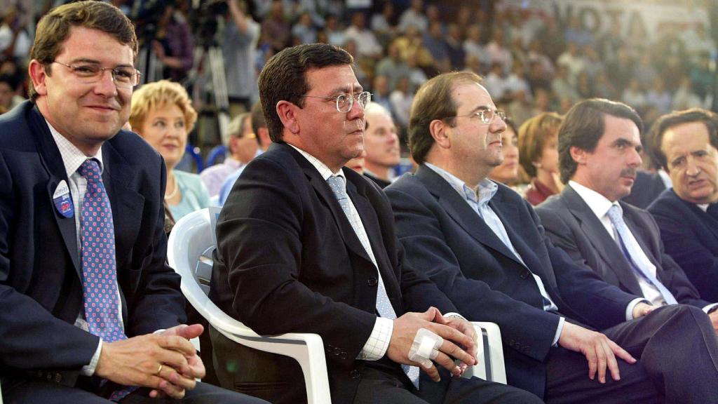 Mañueco, Aznar, Herrera y Lucas, durante un mitin de las elecciones autonómicas de mayo de 2003, en Burgos