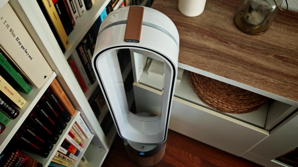 El Dyson Cool PC2 De-NOx incluye un mando a distancia magnético.