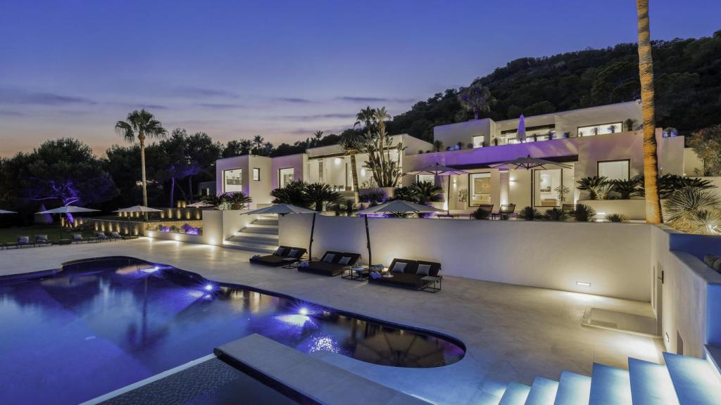 Villa en Ibiza con capacidad para 16 personas.