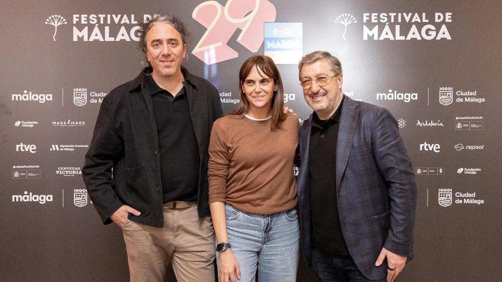 Jorge Fernández Mayoral y Virginia Jönas Urigüen, directores del documental, junto a Joan Roca.