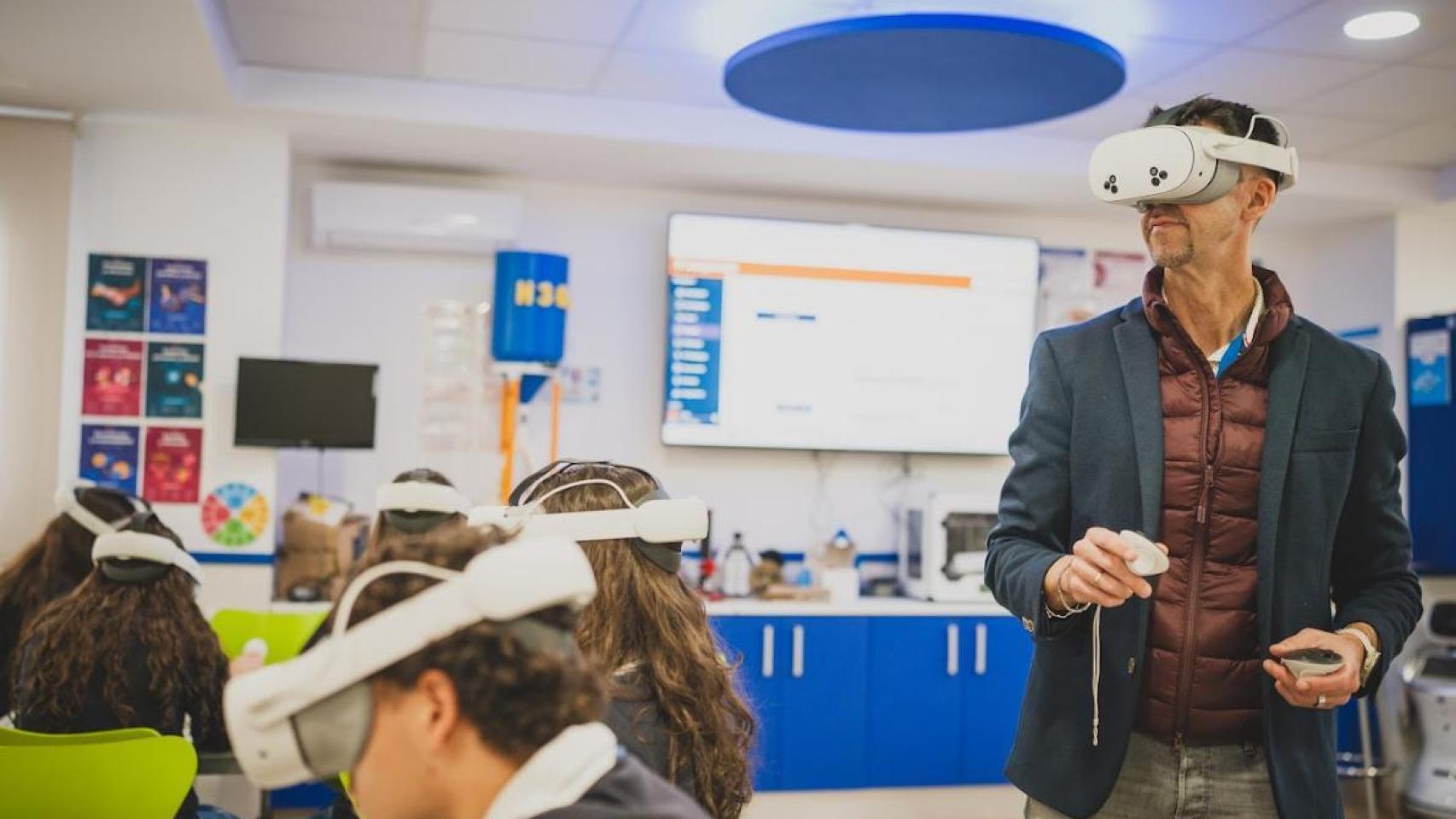 Jorge Calvo, director de Innovación del Colegio Europeo de Madrid, dando clase con gafas de realidad virtual a los alumnos de 4º de ESO.