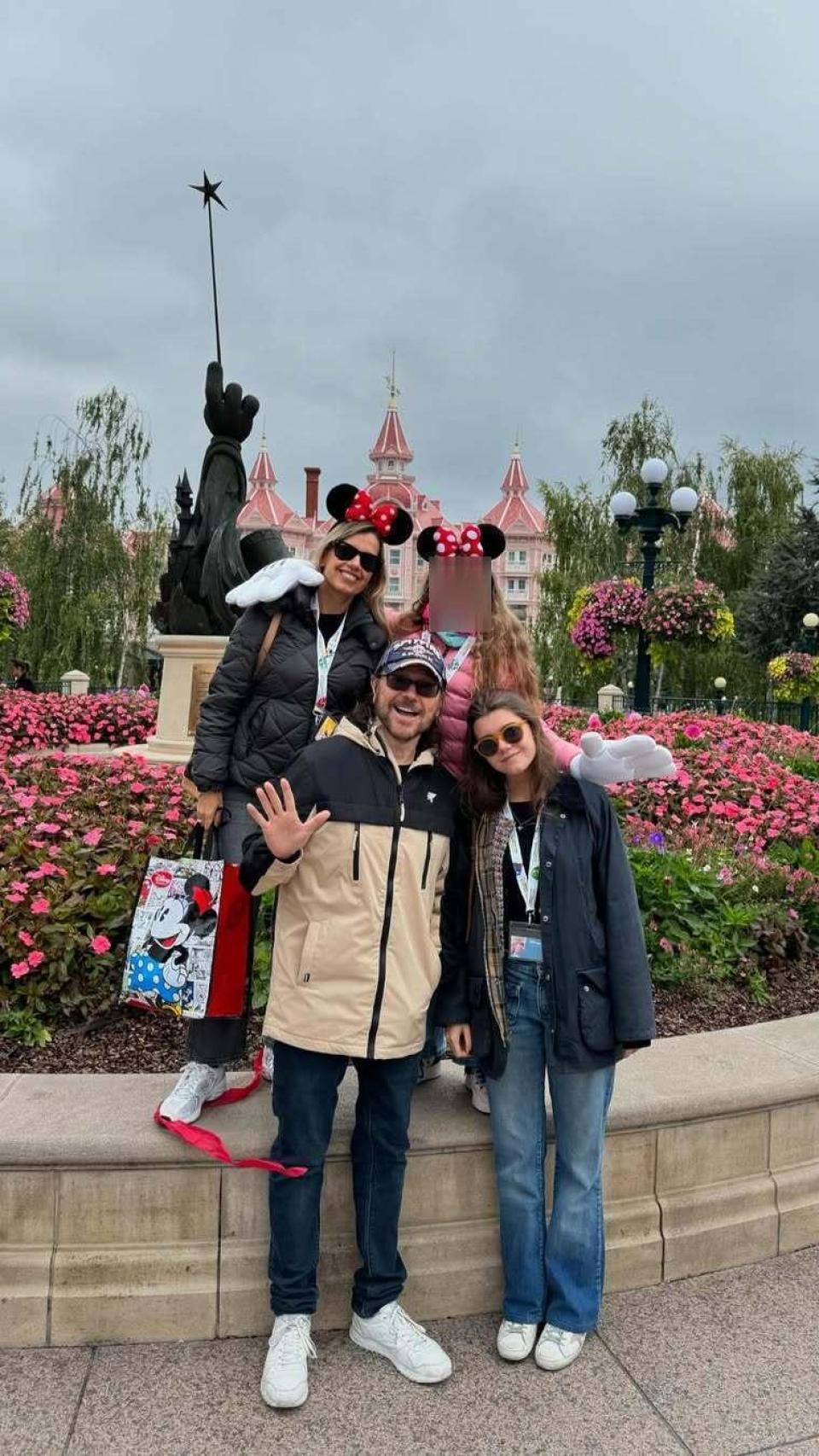 Santiago Segura, junto a su familia, en una imagen de sus redes sociales.