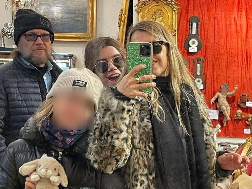 Santiago Segura, con su esposa, María Amaro, y sus hijas Calma y Sirena.