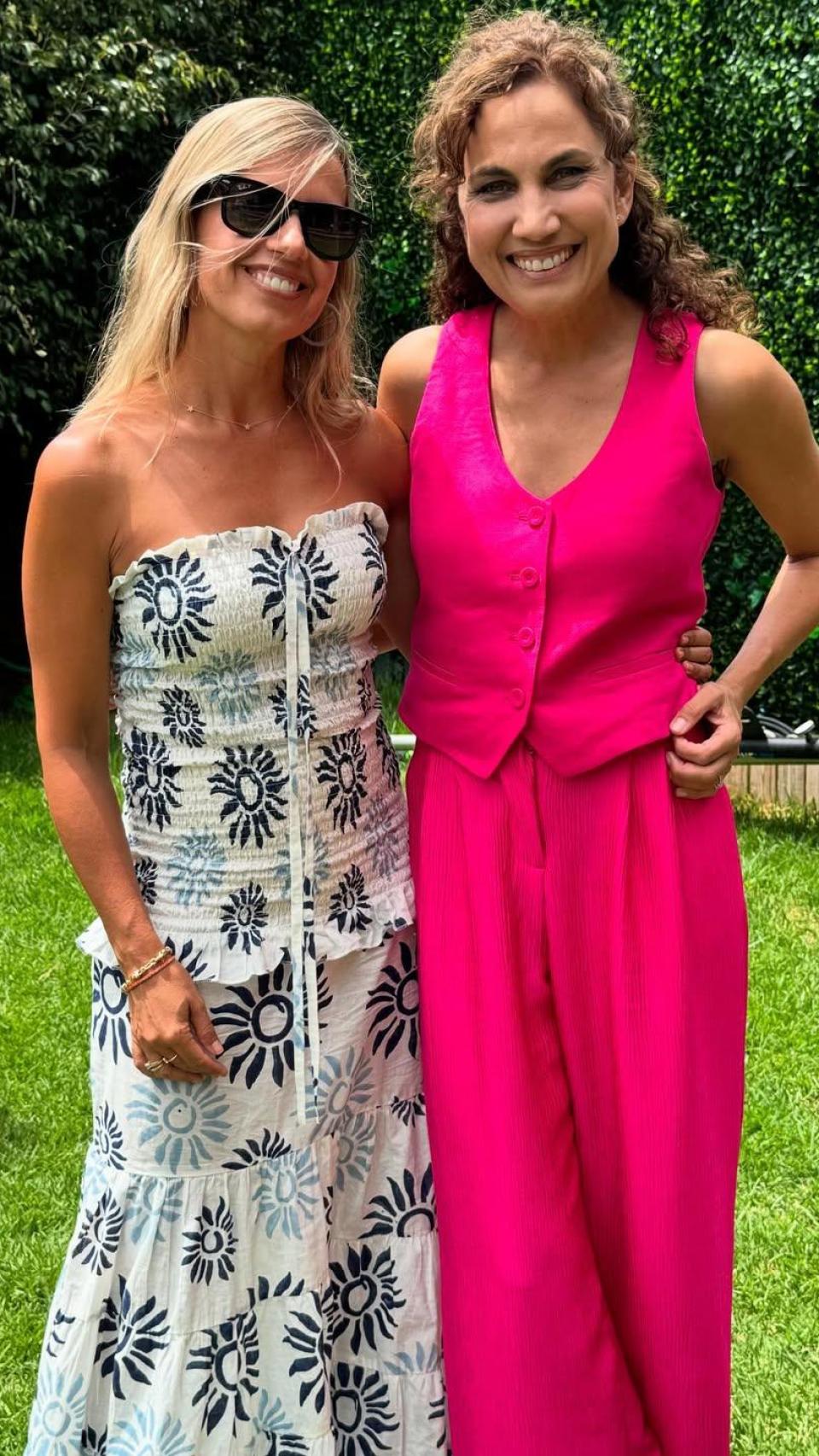 María Amaro, esposa de Santiago Segura, con Toni Acosta.
