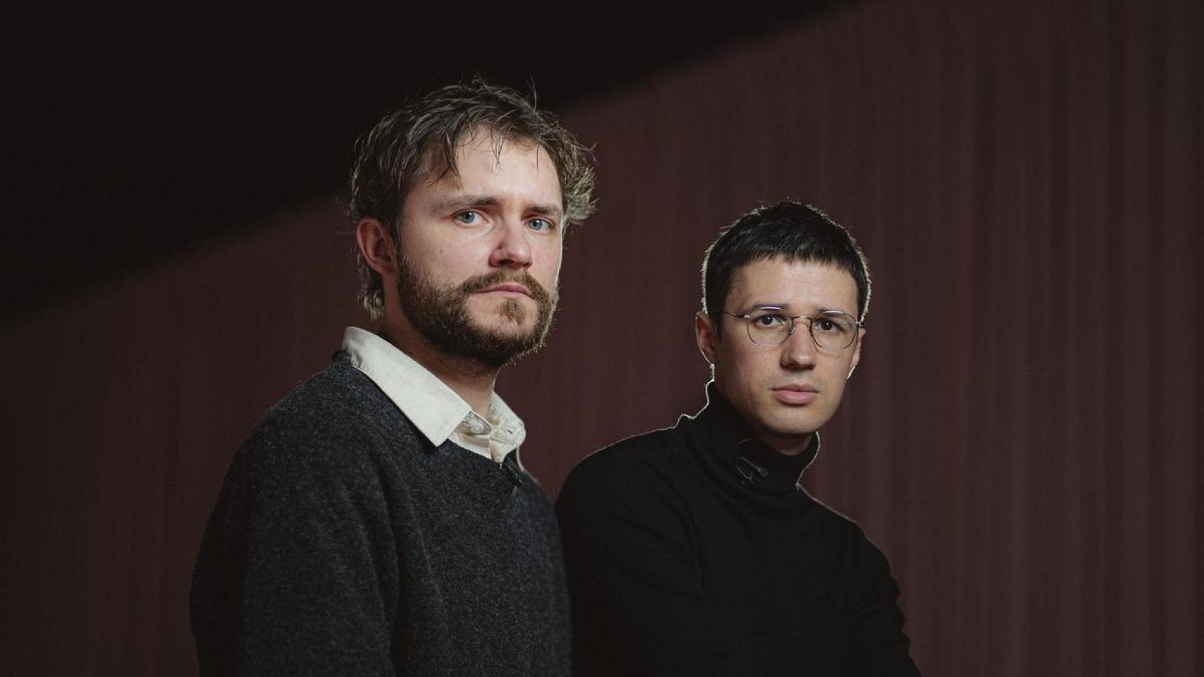 Yarema Malashchuk y Roman Khimei posan tras la presentación de la exposición.