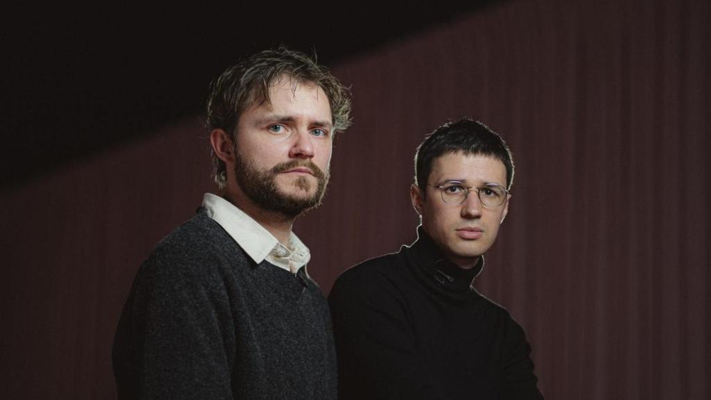 Yarema Malashchuk y Roman Khimei posan tras la presentación de la exposición.