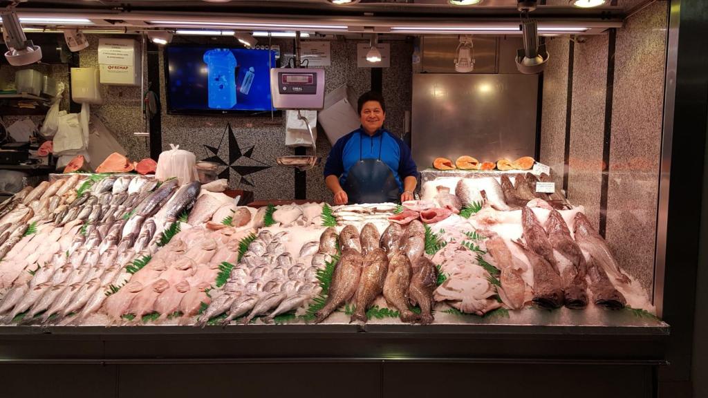 José Reyes en su pescadería.