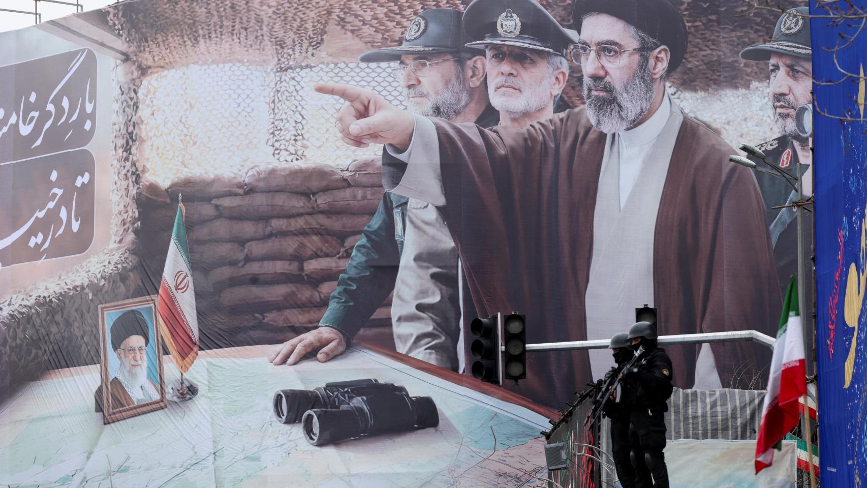 Un guardia frente a una pancarta con la imagen del nuevo líder supremo de Irán, Mojtaba Jamenei, y su padre, el difunto Ali Jamenei, este viernes en las calles de Teherán.