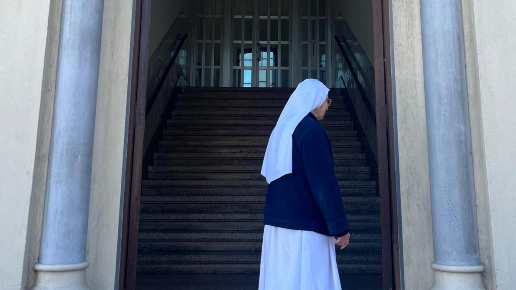 Sor Esperanza en la entrada de las Siervas de María