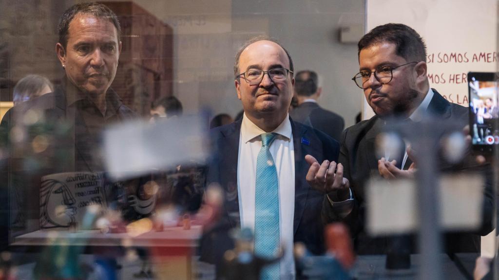 Miquel Iceta observa las piezas de la exposición dedicada a los 50 años del golpe militar en Chile durante su etapa como ministro de Cultura, en un acto celebrado en el Museo Nacional de Antropología de Madrid en junio de 2023.