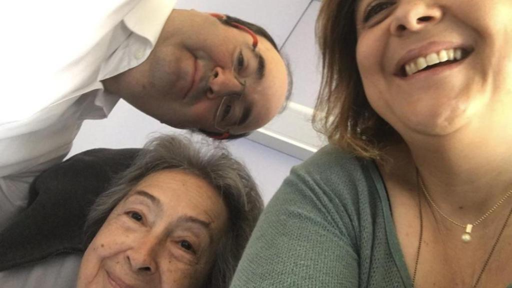 Miquel Iceta junto a su madre y su hermana en una fotografía familiar tomada en 2016, una faceta más íntima del dirigente socialista que durante décadas construyó su vida pública dentro del aparato del partido.
