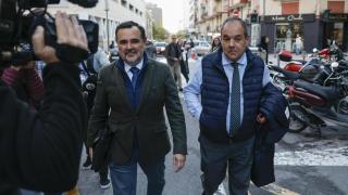 El presidente de la Cámara de Comercio de Alicante, Carlos Baño (d), ha quedado en libertad con cargos por los supuestos delitos de fraude de subvenciones y falsedad tras haber sido detenido este viernes en relación con irregularidades en unos bonos de consumo de los años 2022 y 2023.