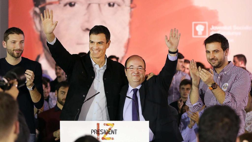 Miquel Iceta y Pedro Sánchez durante un acto de campaña de las elecciones catalanas de 2017 junto a dirigentes de las Juventudes Socialistas. Aquella campaña consolidó la alianza política entre ambos en uno de los momentos más tensos del procés.