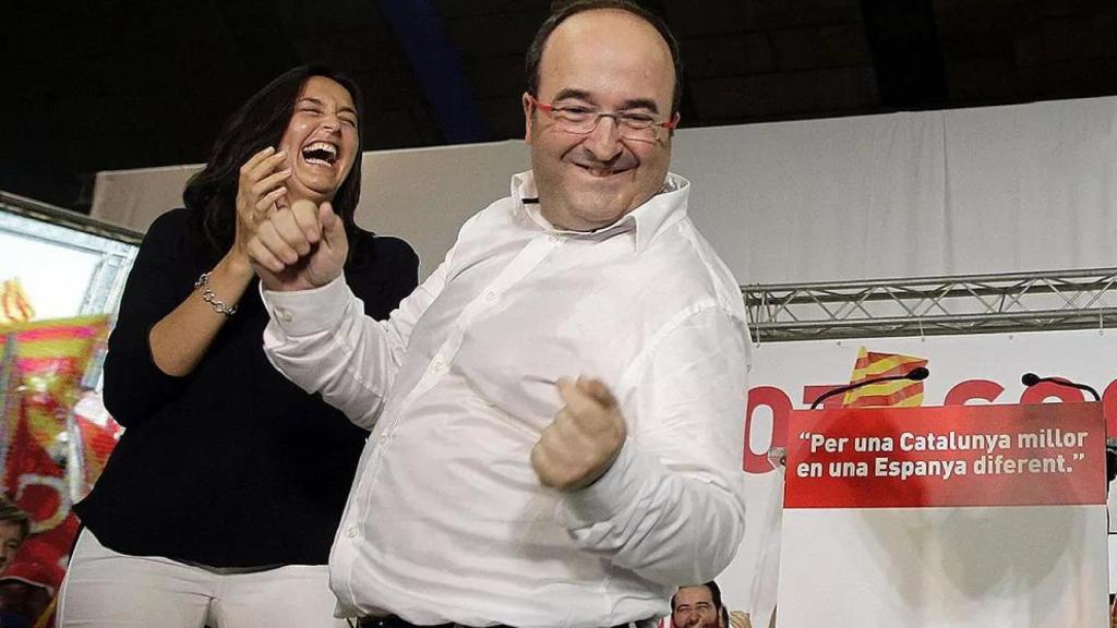 Miquel Iceta baila durante un acto de campaña del PSC en 2015. Aquella escena se volvió viral y terminó convirtiéndose en uno de los gestos más reconocibles de su trayectoria política.