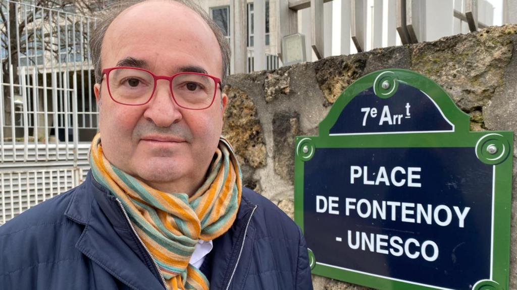 Miquel Iceta, ya como embajador delegado permanente de España ante la UNESCO, posa ante la sede del organismo en la Place de Fontenoy de París, en diciembre de 2023, tras cerrar su etapa como ministro en el Gobierno de Pedro Sánchez.