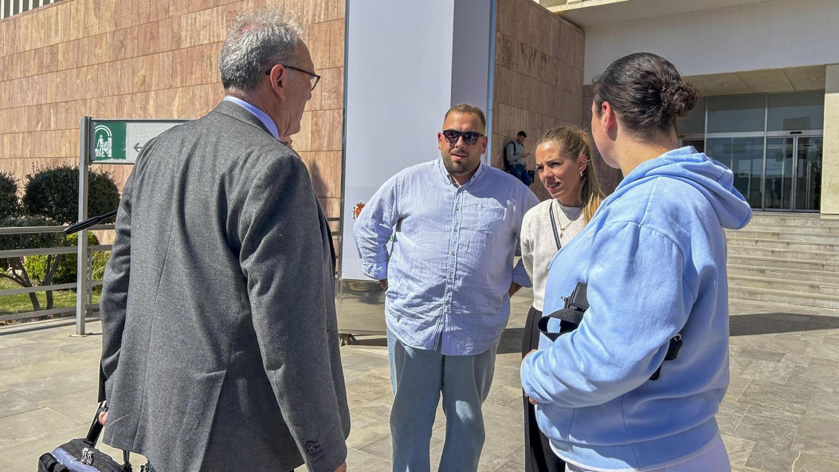 La familia de Paula, la joven asesinada por Marco.