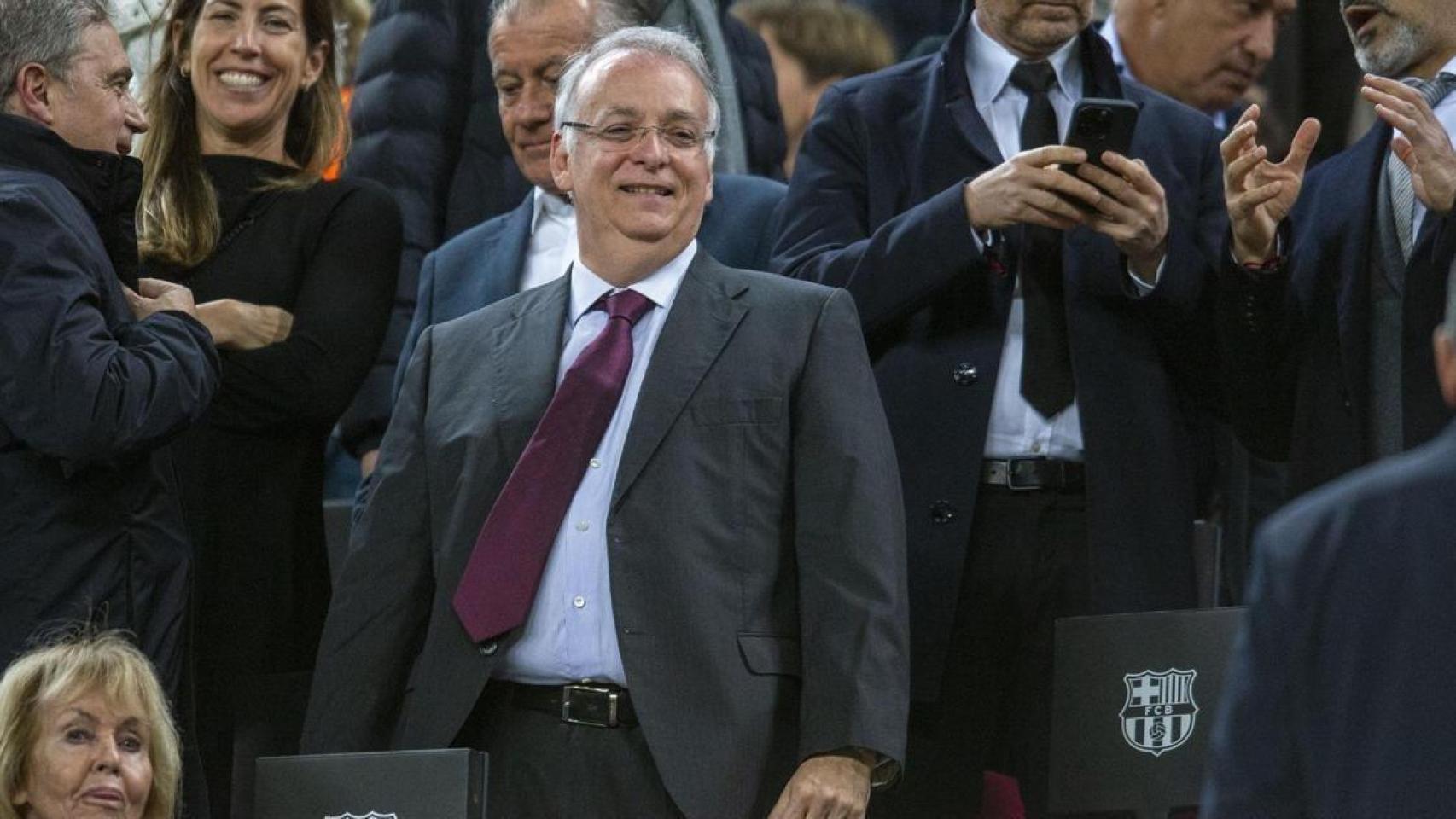 Alejandro Echevarría, excuñado de Laporta, en el palco del Camp Nou