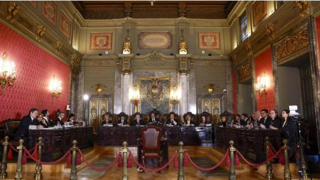 Álvaro García Ortiz, en estrados, el primero de la izquierda, durante la primera sesión del juicio ante la Sala Penal del Tribunal Supremo, el 3 de noviembre de 2025./