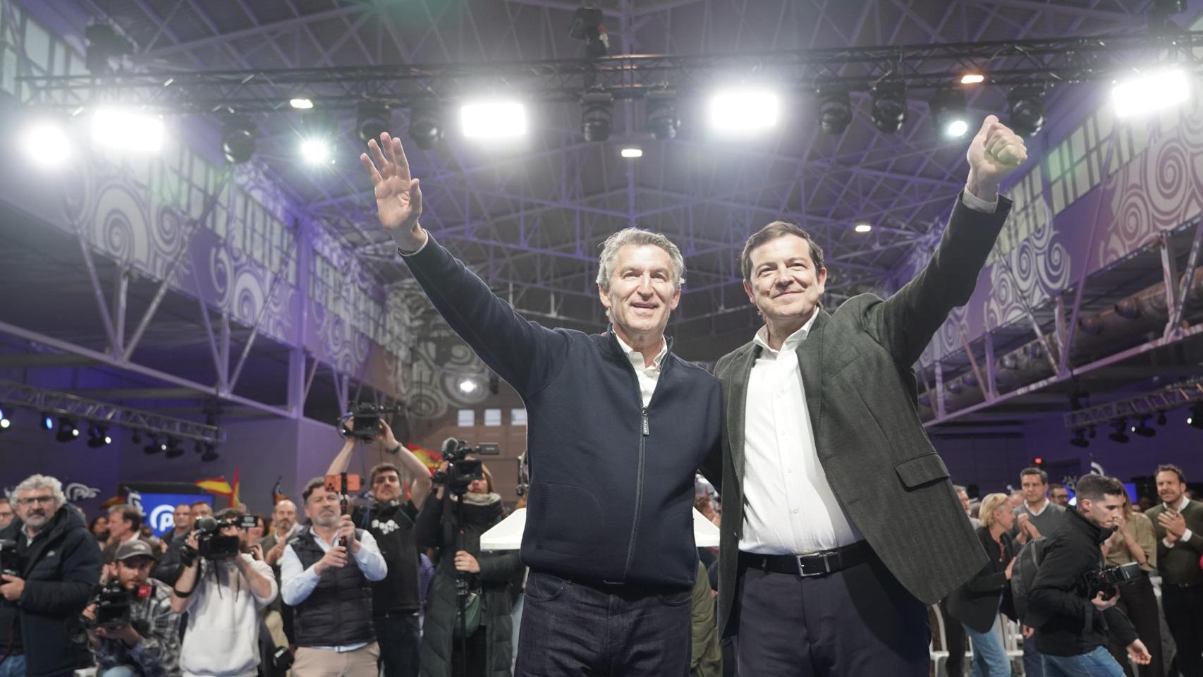 El presidente nacional del PP, Alberto Núñez Feijóo, y el candidato a la reelección como presidente de la Junta, Alfonso Fernández Mañueco, durante el acto de fin de campaña del PPCyL en Valladolid, este viernes