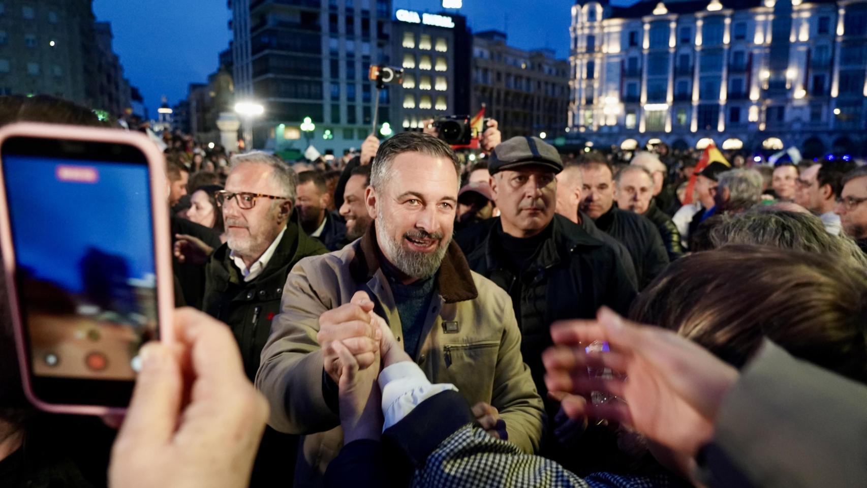 El presidente de Vox, Santiago Abascal, y el candidato a la Presidencia de la Junta por la formación, Carlos Pollán, protagonizan el acto de cierre de campaña en la plaza Zorrilla de Valladolid