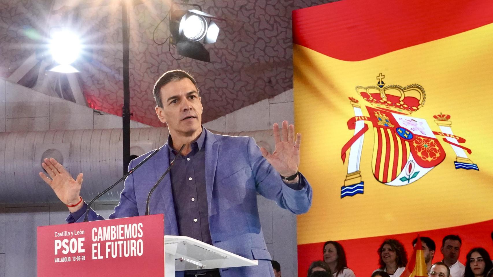 Intervención del presidente del Gobierno Pedro Sánchez en el acto de final de campaña en Valladolid con la bandera de España proyectada en la pantalla