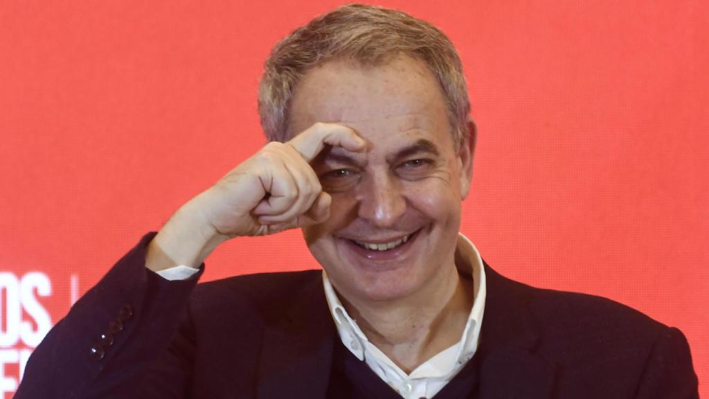 El expresidente José Luis Rodríguez Zapatero hace el gesto de la ceja en el mitin del PSOE.