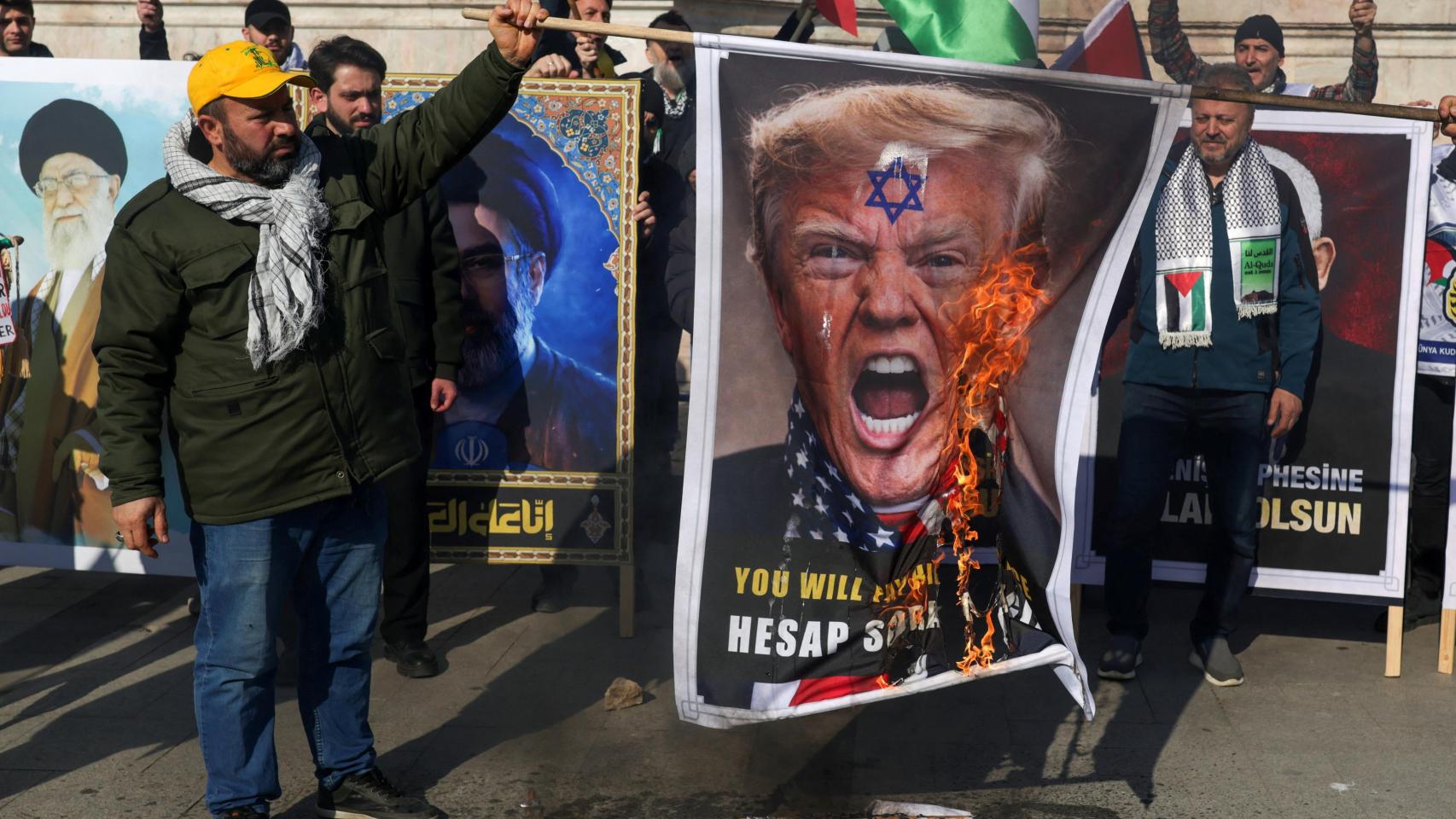 Un grupo de manifestantes prende fuego a una pancarta con la imagen de Donald Trump durante una concentración para conmemorar el Día de al-Quds, tras las oraciones del viernes en Estambul.
