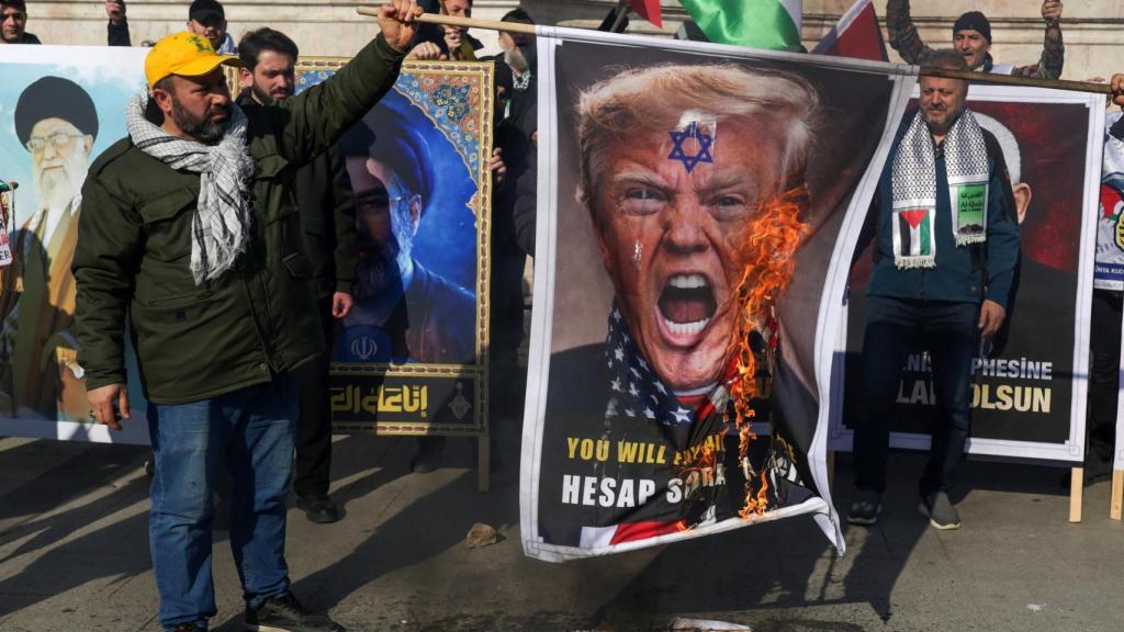 Un grupo de manifestantes prende fuego a una pancarta con la imagen de Donald Trump durante una concentración para conmemorar el Día de al-Quds, tras las oraciones del viernes en Estambul.