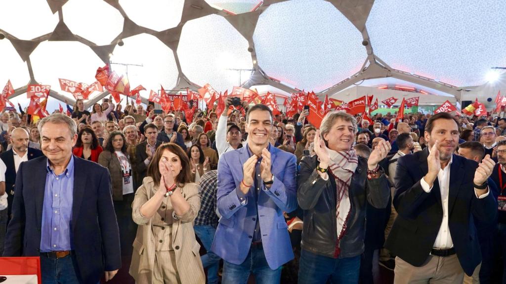 El presidente del Gobierno Pedro Sánchez; el ex presidente del Gobierno José Luis Rodríguez Zapatero; el ministro de Movilidad Sostenible Óscar Puente y el candidato a la Presidencia de la Junta, Carlos Martínez, en el acto de final de campaña en Valladolid