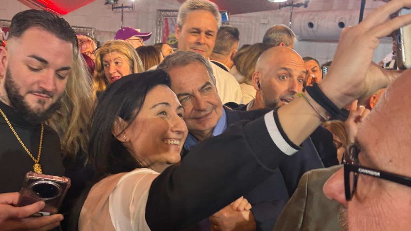 Zapatero haciéndose ´selfies´ tras finalizar el mitin.
