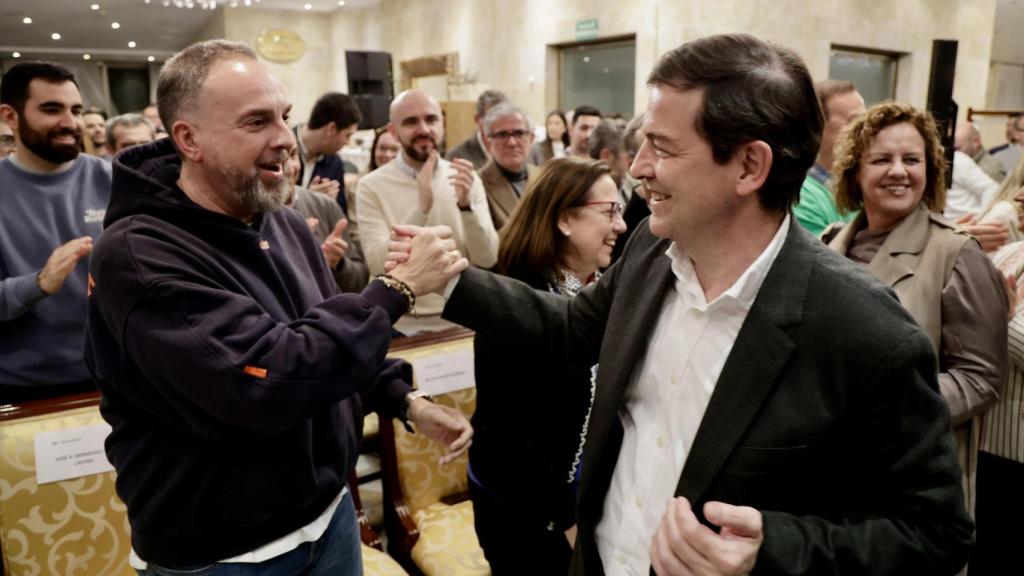 Alfonso Fernández Mañueco saludando al senador Bienvenido de Arriba.