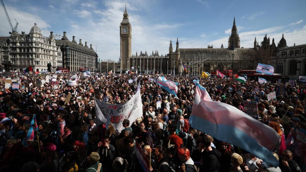 Imagen de archivo de una manifestación en defensa de los derechos de las personas trans celebrada en Londres.