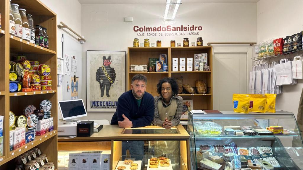 Alberto Pareja y Patricia Cosio, al frente del Colmado San Isidro.