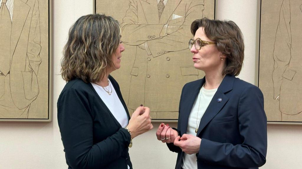 Milagros Marcos, diputada del PP, con la comisaria europea de Medio Ambiente, Jessika Roswall, en el Congreso.