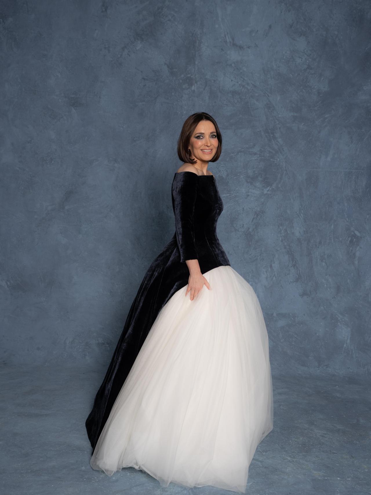 Cruz Sánchez de Lara posa con su diseño de Pedro del Hierro.