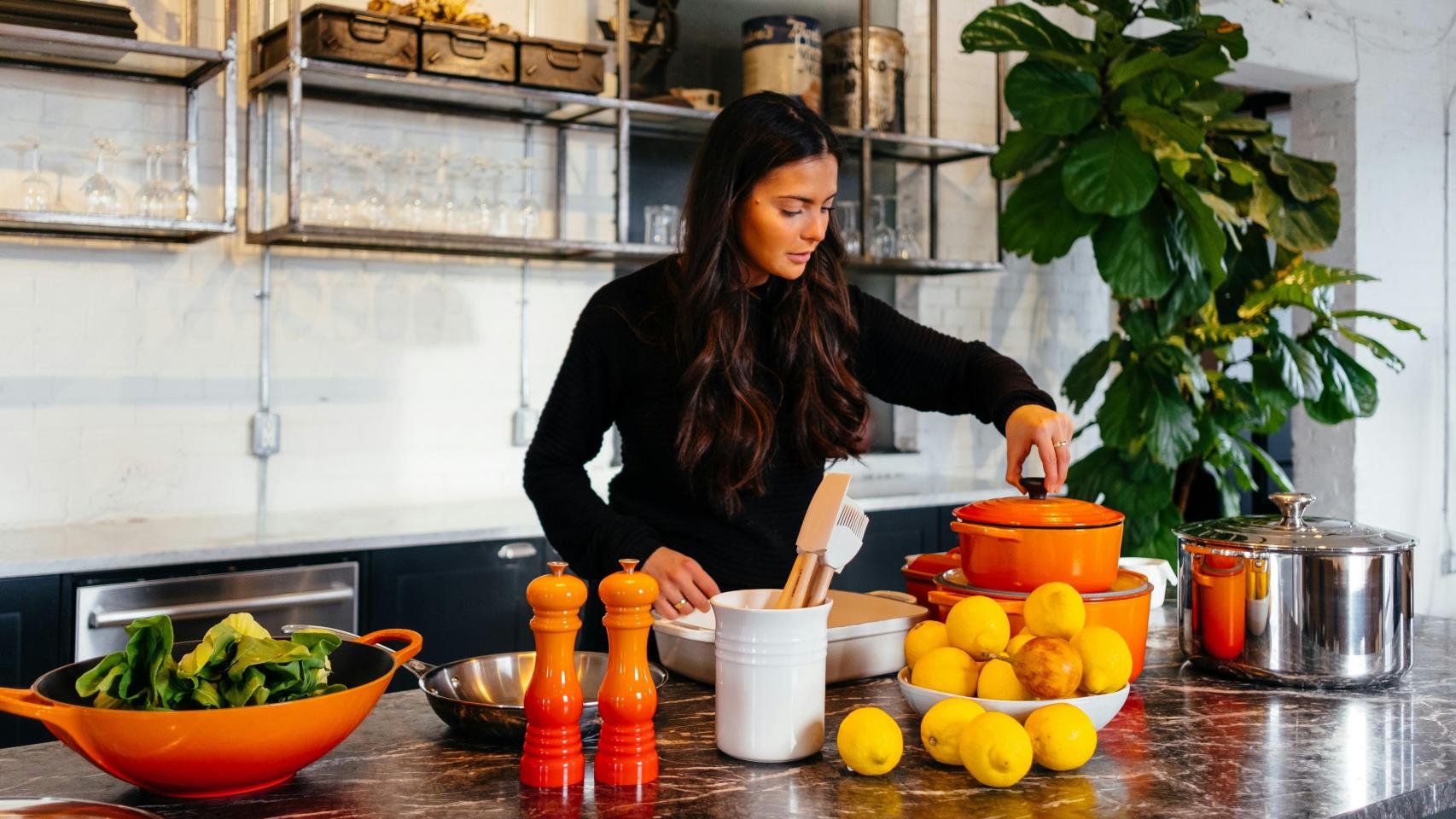 Imagen de una mujer cocinando.