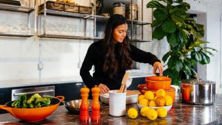 Imagen de una mujer cocinando.