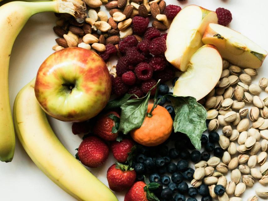 Imagen con una selección de fruta y frutos secos.