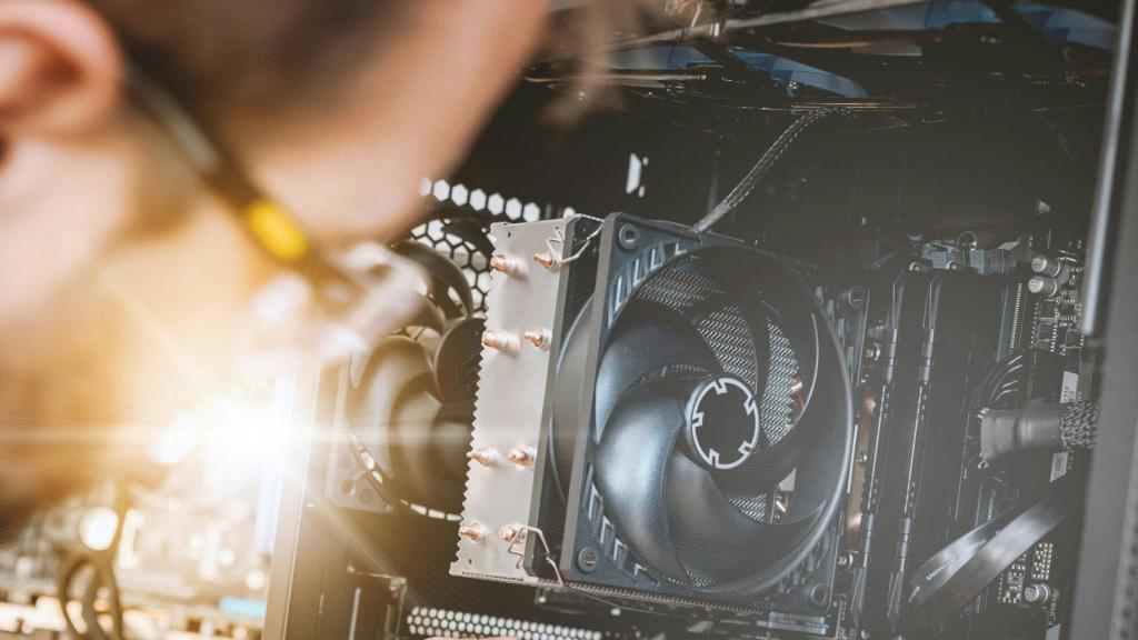 Un usuario instala memoria RAM en su ordenador