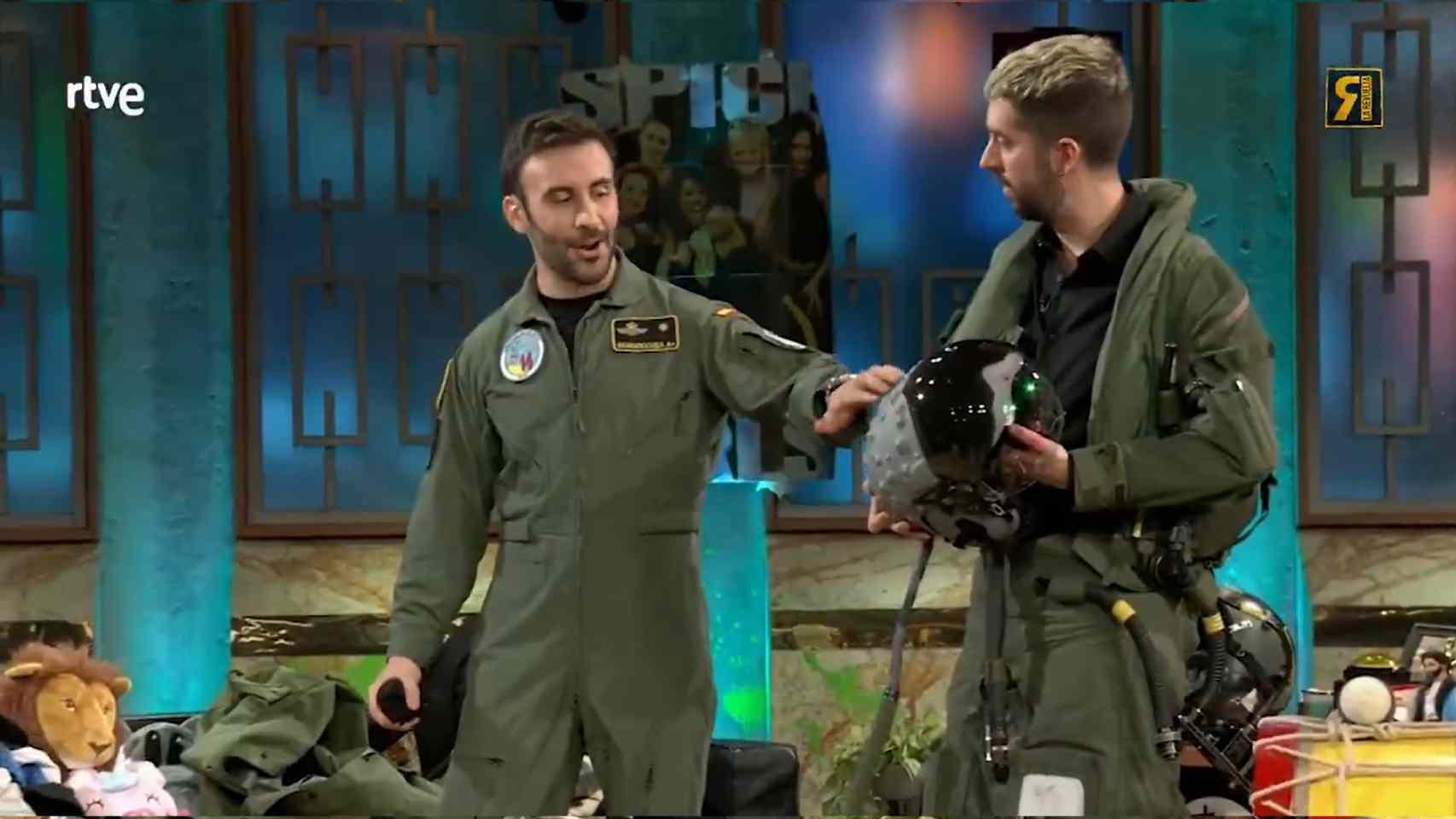 Juan Bengoechea, piloto de caza del Ejército del Aire, (izqda) y David Broncano (dcha) con el casco.