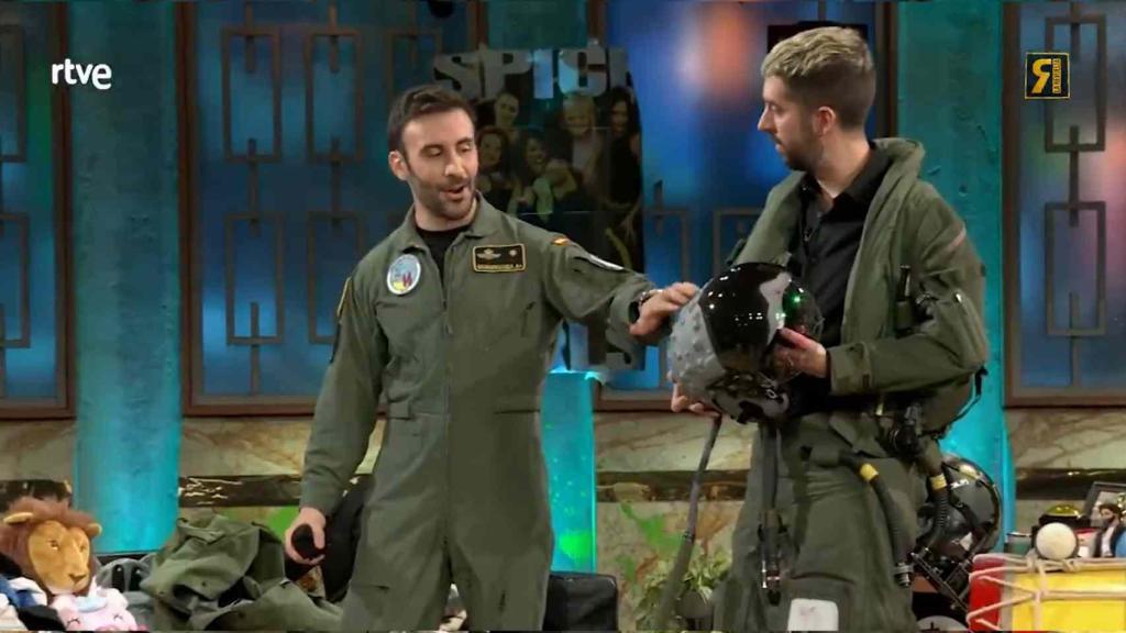 Juan Bengoechea, piloto de caza del Ejército del Aire, (izqda) y David Broncano (dcha) con el casco.