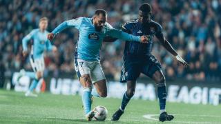Borja Iglesias disputa un balón ante el Olympique de Lyon.