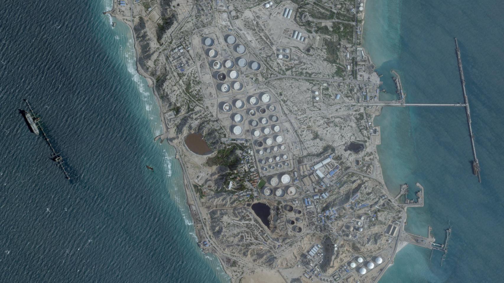Trump bombardea la isla de Jark, el corazón de la industria petrolera iraní, pero sin dañar su infraestructura productiva