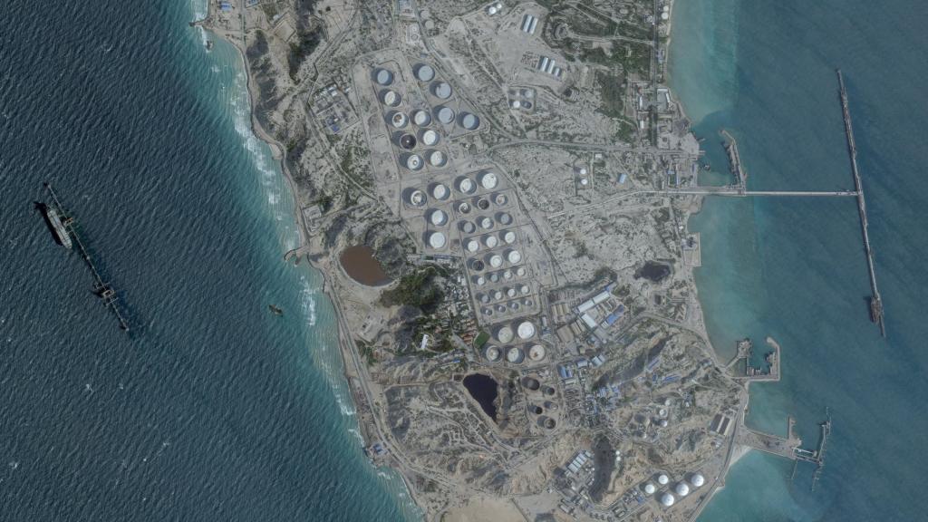 Una imagen satelital muestra una terminal petrolera en la isla de Jark.