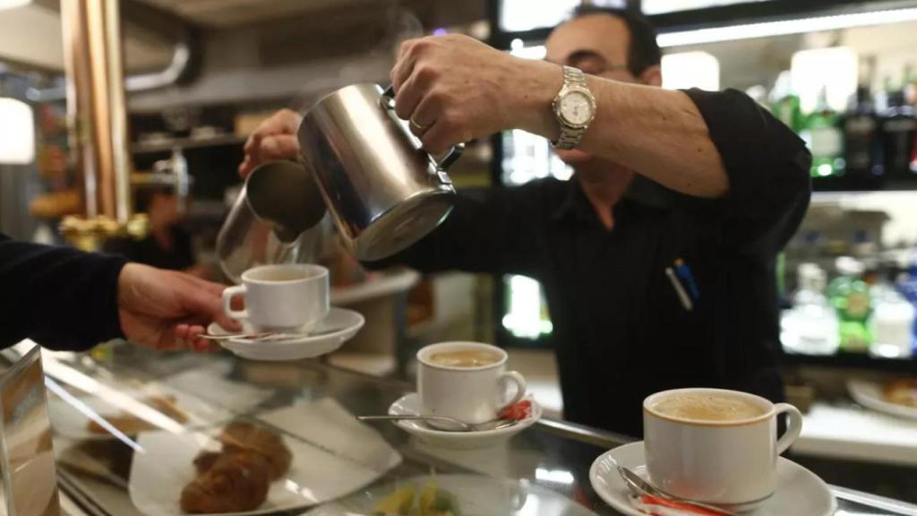 España cambia las normas: el TS confirma que la pausa para tomarte el desayuno es parte de tu jornada laboral
