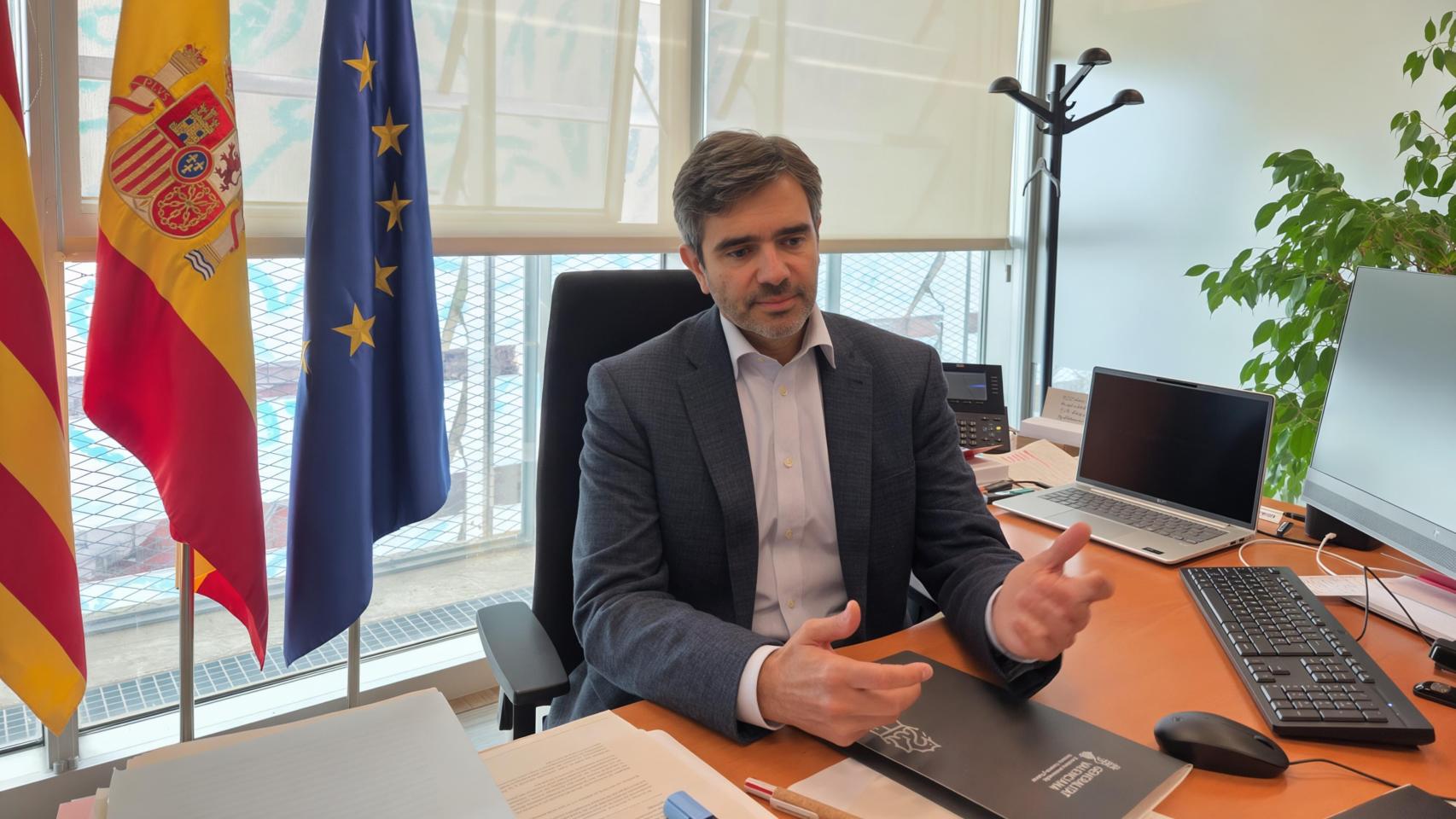 Eduardo Pascual, en su despacho de la Conselleria de Industria, Innovación, Turismo y Comercio.