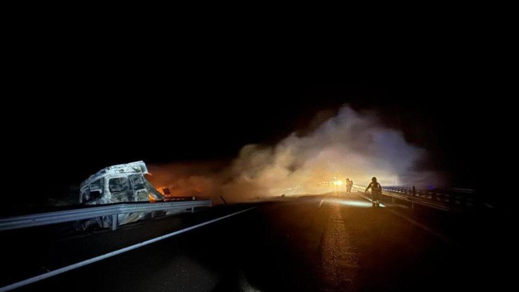 Un camión con mercancías peligrosas arde tras un choque en la A-2 a la altura de Arcos de Jalón: cortada la carretera