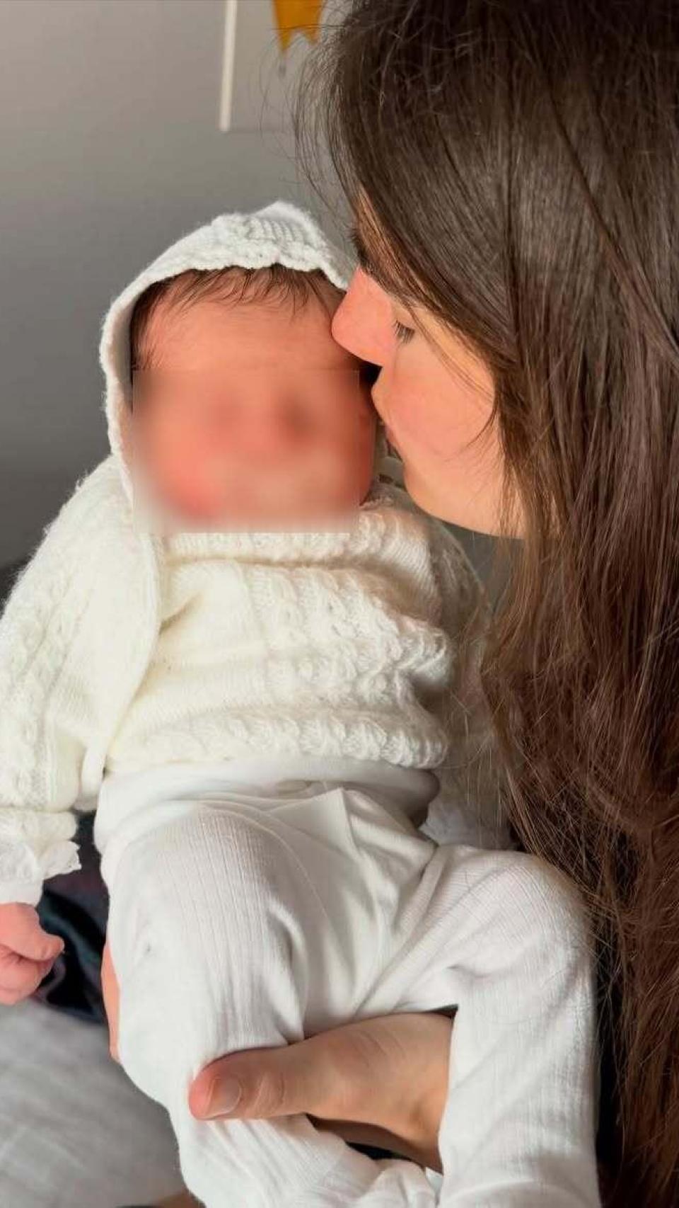 Blanca Llandres besa a su bebé, Marcos, en unas imágenes que compartió en su cuenta de Instagram.
