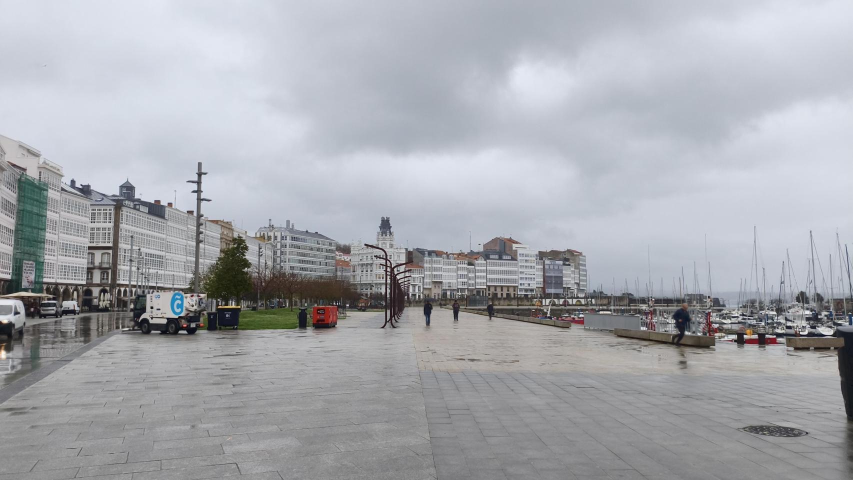 La lluvia continúa cayendo este sábado en A Coruña, aunque mejorará por la tarde.