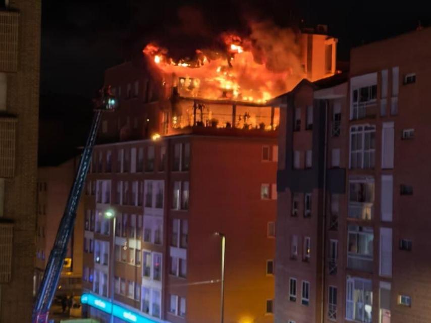 El ático del incendio se ubica sobre un edificio de seis plantas en el Barrio de San Antón.